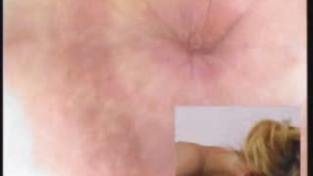 A mulher Busty poses em video porno com as brasileirinhas Jacuzzi e dá-se no sofá.