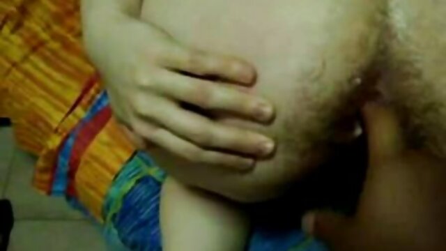 A Asiática massaja-lhe videos de sexo com brasileirinha as pernas e chupa os mamilos do amante enquanto se masturba.