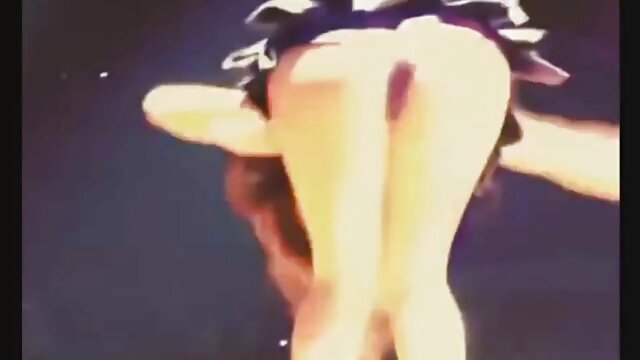 Uma morena chupa a pila de assistir vídeo pornô das brasileirinhas um homem e leva-a ela mesma ao telefone.