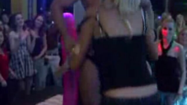 Morena agachada e a fazer cocó à frente da video porno brasileirinhas completo Câmara