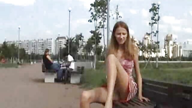 A morena bonita vídeo pornô vídeo pornô brasileirinha gosta de espancar anal numa poltrona.