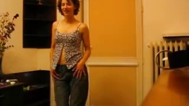 Um homem pede a um amigo para foder videos de sexo brasileirinhas gratis a mulher com estilo de cão.