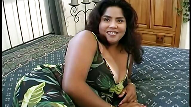 Um tipo fode assistir vídeo pornô das brasileirinhas uma rapariga num hotel em Gelendschik e na boca dela