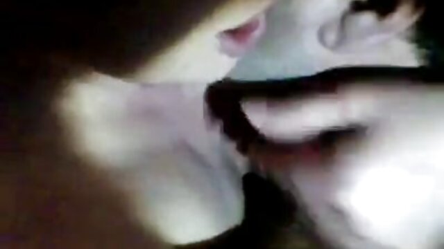 um leitoso excitado a comer a namorada assistir video porno as brasileirinhas negra no sofá.