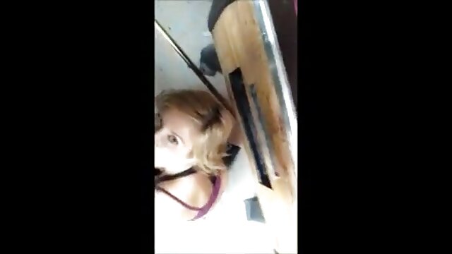 O homem mais velho peida uma jovem quero assistir vídeo pornô brasileirinhas mulher na mesa (retro pornô Da Rússia)