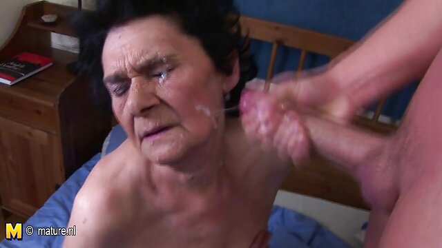 Uma rapariga de peito liso com um fato de enfermeira chupa um tipo e senta-se com um assistir videos pornos brasileirinhas anal estreito num grande pénis.